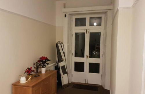 Perfect Family & Friends Home, Free Parking Security Onsite - Photo 31