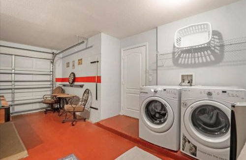 Upstay Lakeside Retreat w Private Pool and Game Room - Foto 56