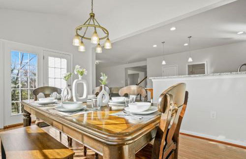 Spacious & Serene Family Gem: Games, Office, Yard! - Foto 5