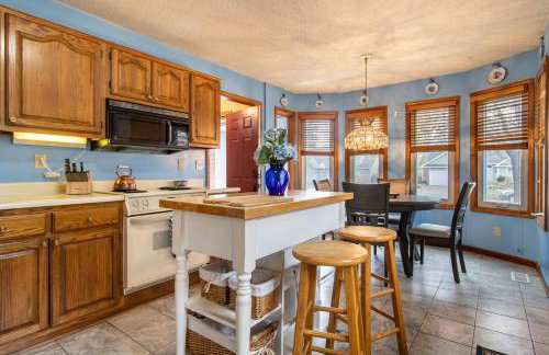 Sleeps 12! Main Level Primary Suite-Beautiful Backyard Oasis - Photo 8