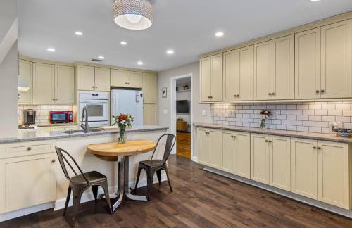 New England Nest - Modern 2BR Home with EV Charger - Foto 3