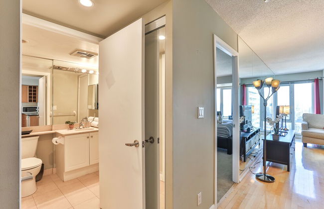 Downtown Studio in Dundas Square - Photo 15