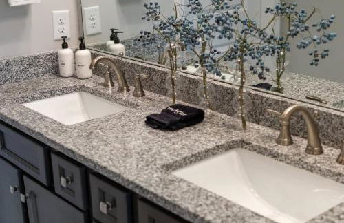 Cottage with 3 King Beds, 3 min to Marina, Fire Pit - Foto 47