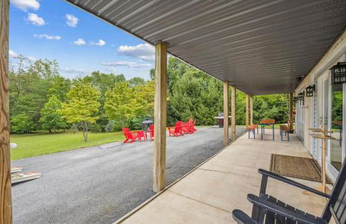 Trailblazer Lodge - Upscale, hot tub, trail, game room, wifi, fire pit, bar, pool table, king bed, view, pet friendly - Photo 5