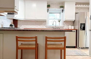 2 Blocks to riverfront | 48" Firepit | Turf Yard - Foto 17