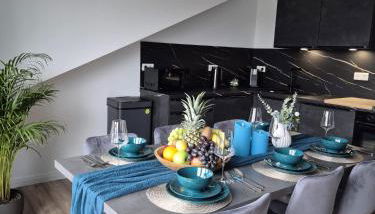 Luxsuite Still und Komfort 2 Balkon Elektrogrill Tischfussball TV-75 Zoll - Photo 2