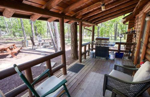 Charming Log Cabin in Tall Pines with Fire Pit Near Trails & Lake - Foto 14