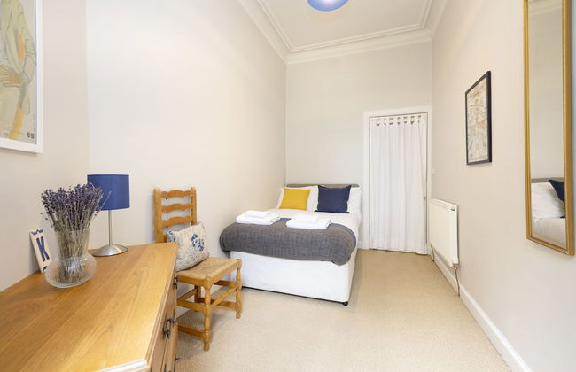 JOIVY 3-Bed Meadows Flat Near Castle & Royal Mile - Photo 6