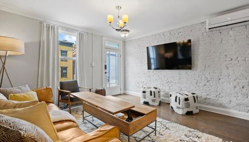 Charming 4BR with Private Patio and Historic Row Downtown - Foto 3