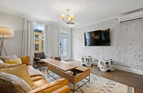 Charming 4BR with Private Patio and Historic Row Downtown - Foto 3