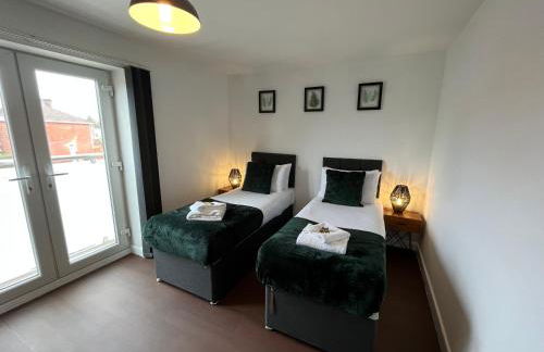Stylish 2 Bed Riverside Flat, Single or Kingsize beds, Free Parking - Photo 2