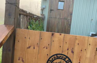 Oakley View Shepherds Hut with hot tub - Photo 4