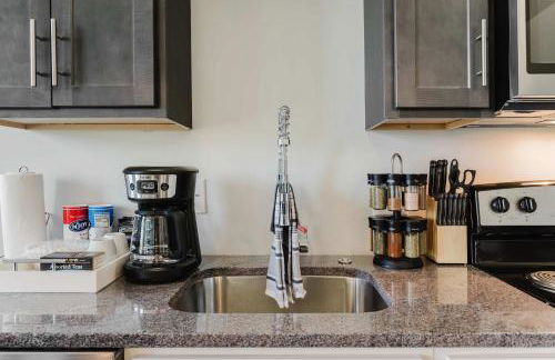 2BR Modern Retreat Near Henry Ford - Foto 16