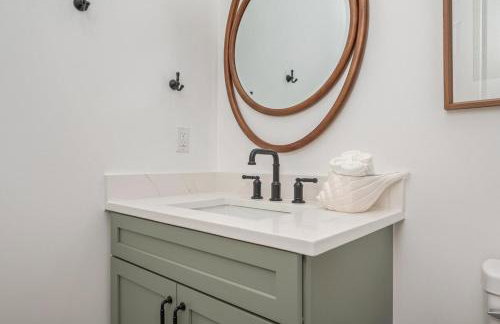 2 Blocks to the Beach! Pool & Golf Cart, Sleeps 21 - Foto 65