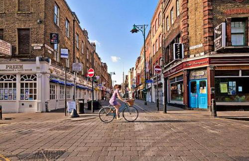 Shoreditch Cinema & Sauna retreat- 2BDR House with Garden & Games Room - Sleeps 6 - Photo 43