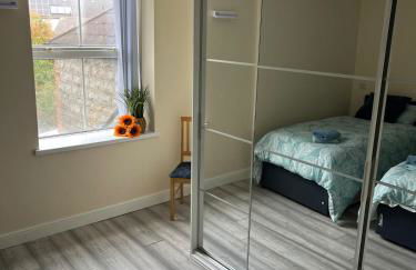 Penarth Station Renovated apartment - Photo 13