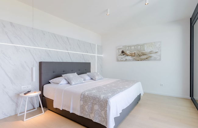 Luxury Villa Luna with Swimming Pool - Photo 2