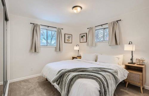 Serene, Spacious Home in Quiet Neighborhood with Fenced Yard - Foto 11
