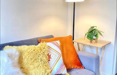 Oakley Vale House and Garden! Free Private Parking, TV, Fully Equipped - Photo 8