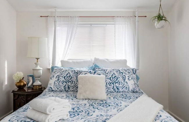 Gorgeous Bungalow With a Backyard Deck - Photo 41