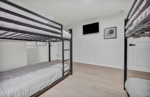 NEW! Modern Retreat Near CLE-Game Room-Renovated - Foto 41