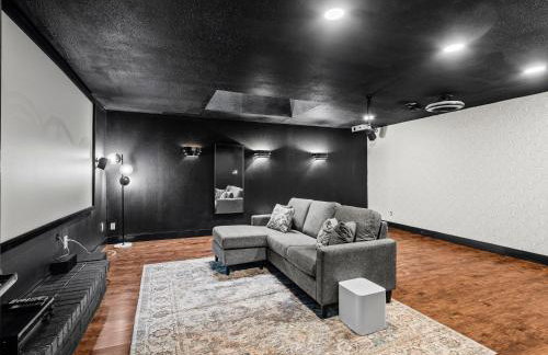 Stunning Carrollton Castle with 4 Bedrooms + Pool + Media Room - Foto 18