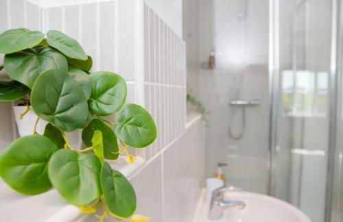 Lavish 4-Bedrooms with Modern Home Features - Guest 8 - Hi-Speed Wi-Fi - Luxury Garden - Private Ample Parking - Foto 23