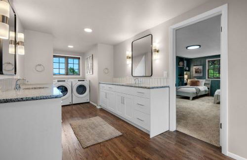 Expansive Monument Home Hot Tub and Mountain Views! - Foto 31