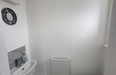 Modern 3-Bed House in Rotherham, WiFi, Garden & Free Parking - Foto 9