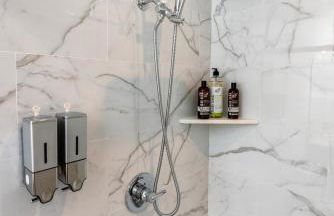 Stunning 3-BR Residence with Free Parking & Patio - Foto 21