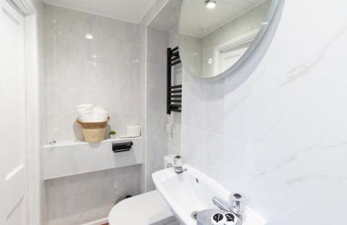 Open Mind Property - 2 Beds & Free Parking - Photo 3