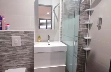 Studio BLEU, Neuf, classé 3 étoiles, Clim, Wifi, Lave-linge, Lit King Size, au calme et à 800m des plages de Valras Plage - Foto 7