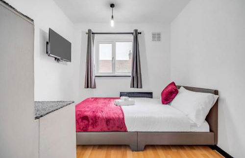 Spacious 4-Bed Haven in Orpington Retreat - Photo 21