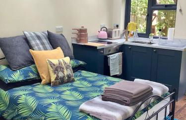 The Snug in Cheltenham, Leckhampton - A Cosy & Unique Space - Photo 3