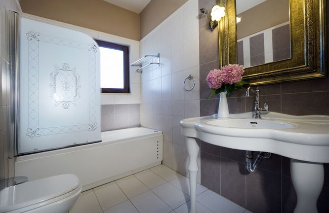 Private Polished Mansion w Private Pool Jacuzzi - Photo 28