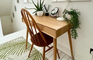 Stunning 3 bedroom & 2 bathroom cottage with patio - Foto 13