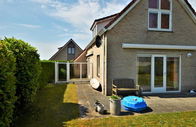 Lively Bungalow on the Water - Photo 25