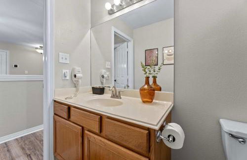 Luxurious Home with Huge Pool - Photo 44