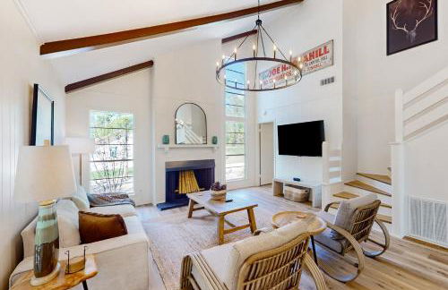 6 Mi to Lake Brookeland Home with Treehouse Vibes - Photo 1