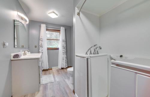 Cozy Houghton Lake Home with Fire Pit and Porch - Foto 17