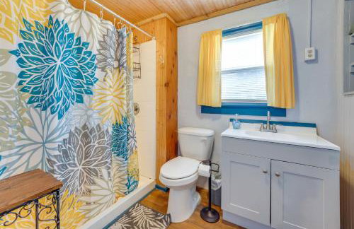 'Cabana Luna' Cabin w/ Deck, Swing & Fire Pit! - Foto 14
