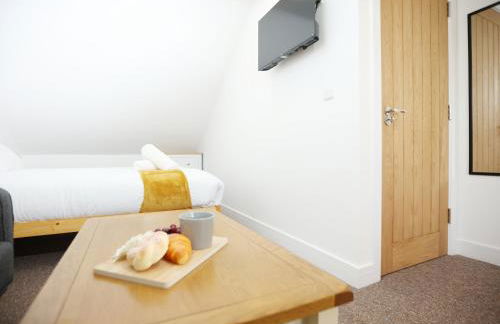 Gloucester Rd By N And N Stays, Newly Refurbed 6 Bed all ensuite house by N And N Stays Ltd, Perfect for contractors and Corporate stays, Close to YTL Arena Site, Pvt Parking for Vans and and work vehicles, Wifi - Foto 46