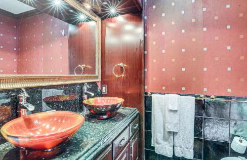 Furnished Sunroom with TV! Canal-Front Bradenton Gem - Foto 18