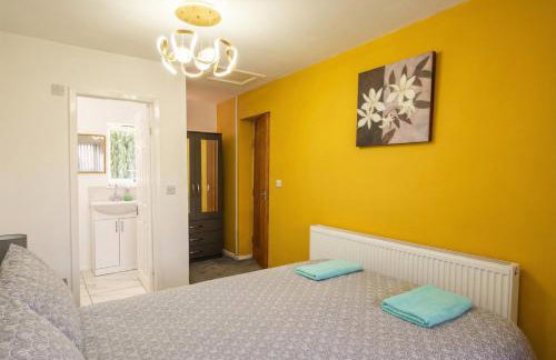 Family-Friendly Detached House Near Leeds and Bradford with Garden - Foto 17