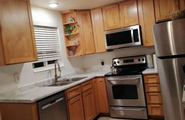 Beautiful home with your own entrance in Sandy - Foto 45