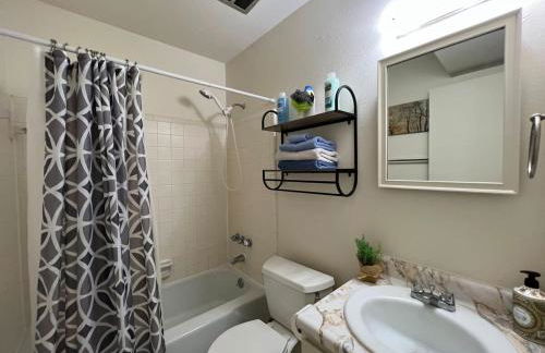 King bed first floor Mid City with Parking - Foto 15