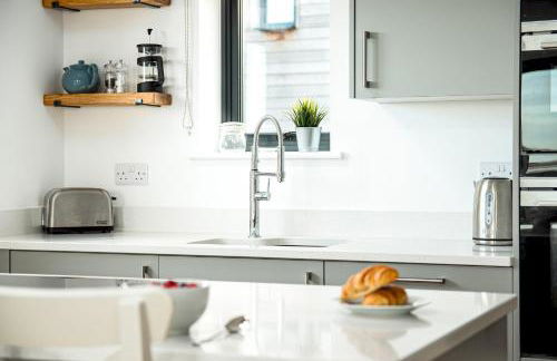 Lakeside property with spa access on a nature reserve Grays Cottage WI24 - Photo 15