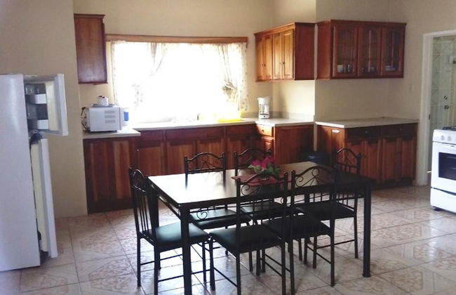 Beautiful 2-bed Apartment in Sunny Jamaica - Photo 6