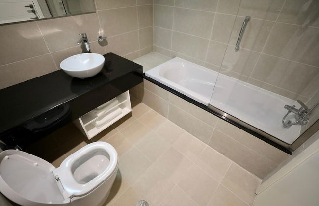 Waterfront 2 Bed Apartment Sleeps 4 With Parking - Photo 7