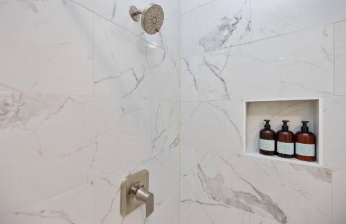 Downtown | Gorgeous | Pet Friendly! - Photo 47